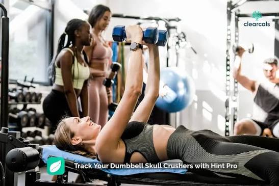 The Ultimate Guide to the “Dumbbell Skull Crusher”: Build Unilateral Mass, Protect Your Joints, and Carve Horseshoe Triceps.
